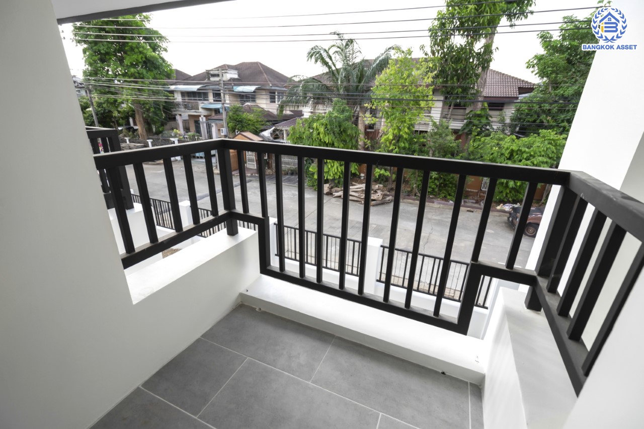 คฤหาสน์มือสองตกแต่งใหม่ โครงการ อักษรา พุทธมณฑลสาย3-บรมราชชนนี ตกแต่งหรูหรา เนื้อที่ 147 ตร.ว. พื้นที่ใช้สอยมากถึง 455 ตร.ม.!! ฟังก์ชันจัดเต็ม 4 ห้องนอนขนาดใหญ่ 5 ห้องน้ำ 1 ห้องแม่บ้าน จอดรถได้ 2 คัน พร้อมพื้นที่สนามหญ้าด้านข้างกว้างถึง 240 ตร.ม. บนทำเลเชื่อมต่อหลายเส้นทาง ใกล้เซ็นทรัลศาลายา, ม.มหิดล ทางคู่ขนานลอยฟ้าบรมราชชนนี และรายล้อมด้วยสิ่งอำนวยความสะดวกครบ!